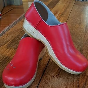 Red Sven clogs